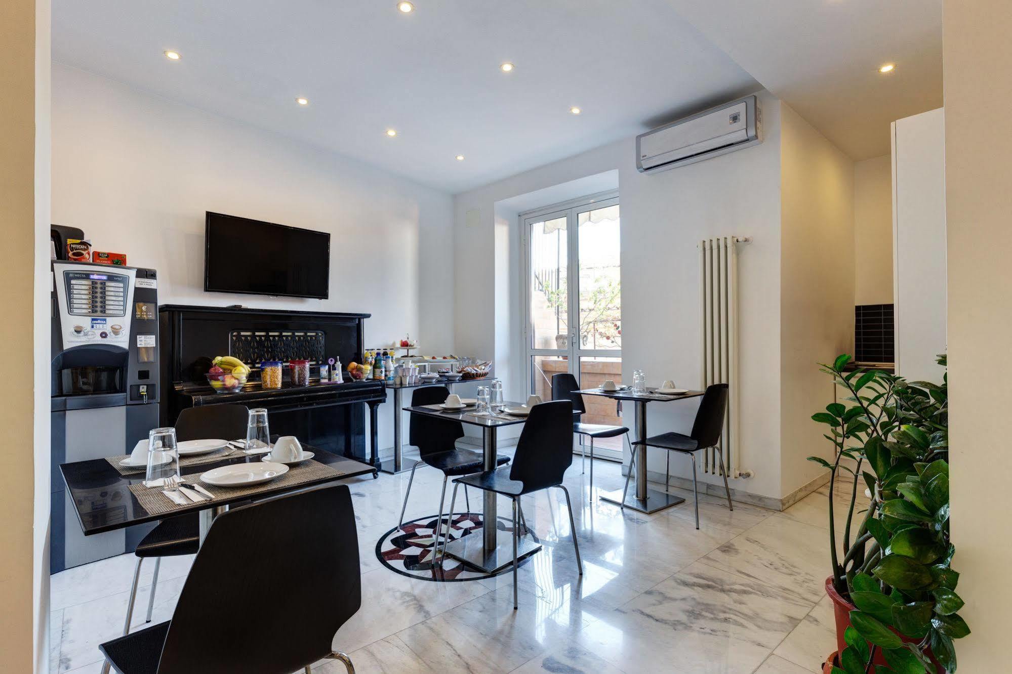 Acomodação com café da manhã  Little Rhome Roma
