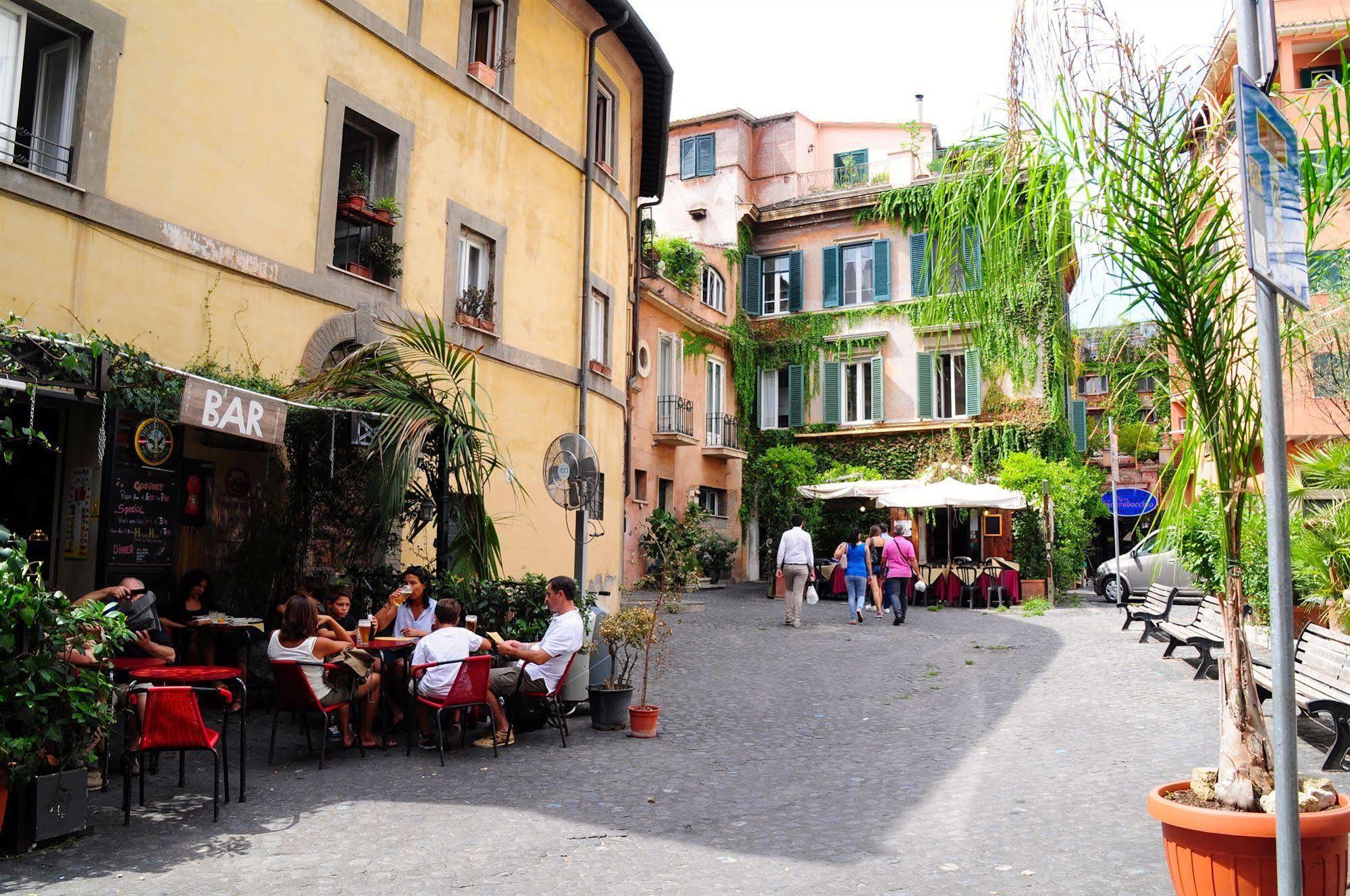 Acomodação com café da manhã  Little Rhome Roma